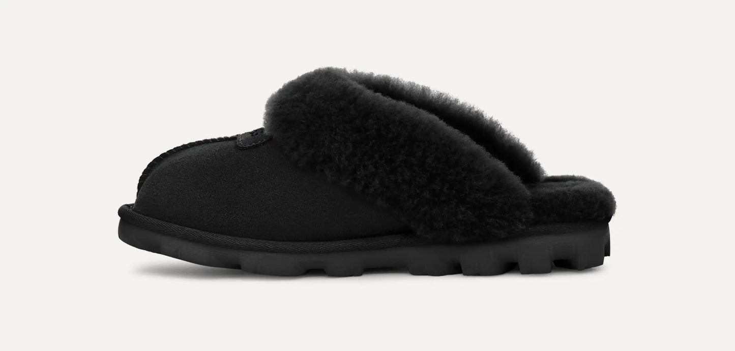Black ugg slipper with fuzzy texture perfect for dorm and even for class