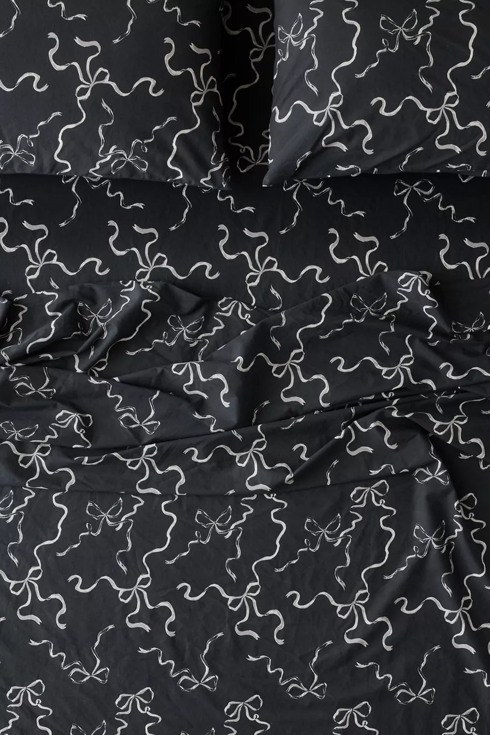 Dorm sheets with black bows