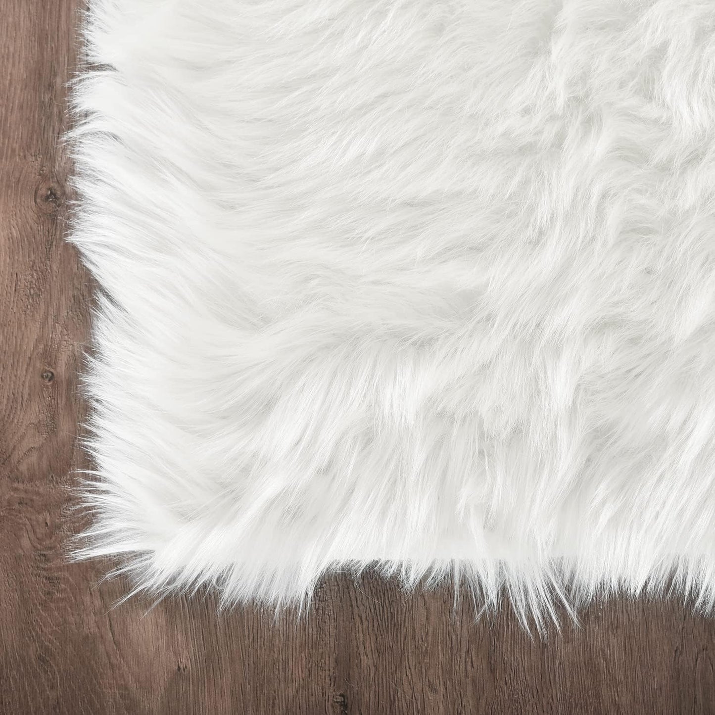 White faux fur rug for dorms – soft and cozy accent rug for warmth and style.